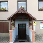 U Bocmana S Výhledem Na Zámek A Labe *