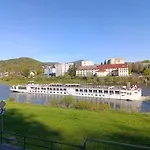 U Bocmana S Výhledem Na Zámek A Labe