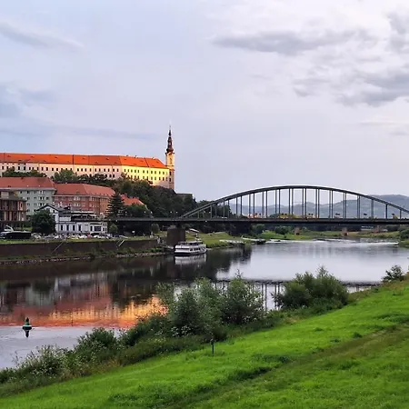 U Bocmana S Výhledem Na Zámek A Labe