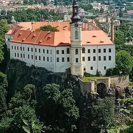 U Bocmana S Vyhledem Na Zamek A Labe